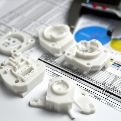 Bon prix Pièces d'usinage CNC en plastique de précision avec façonnage de surface complexe, usinage de trous fins et rapport d'inspection complet en ligne